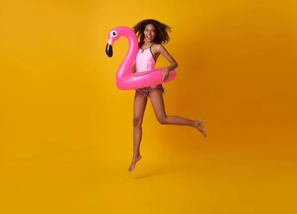 Mujer Feliz Saltando Con Anillo Goma Flamingo Sobre Fondo Espacio — Foto de Stock