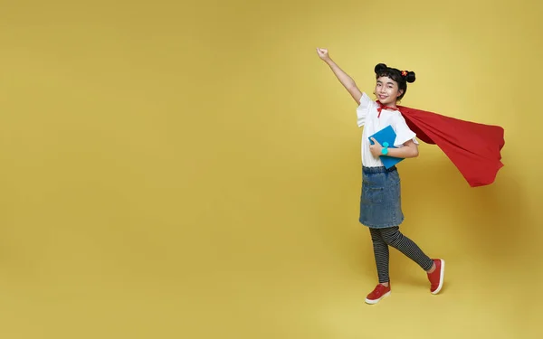Criança Pequena Menina Asiática Super Herói Segurando Livro Fundo Amarelo — Fotografia de Stock