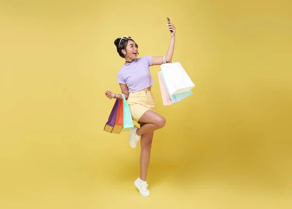 Cheerful Happy Teen Asian Woman Enjoying Shopping She Carrying Shopping — Foto Stock