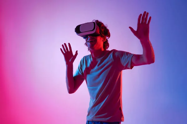 Joven Sorprendido Usando Auricular Realidad Virtual Jugando Videojuegos Tratando Tocar — Foto de Stock