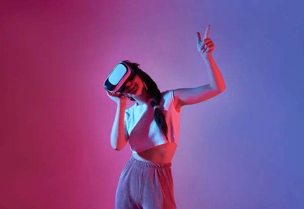 Mulher Nova Surpreendente Usando Fone Ouvido Realidade Virtual Jogando Jogos — Fotografia de Stock