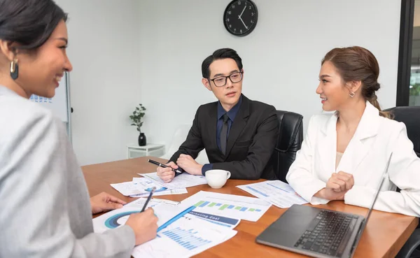 Group Asian Business People Meeting Business Plan Present Explain Financial — 图库照片