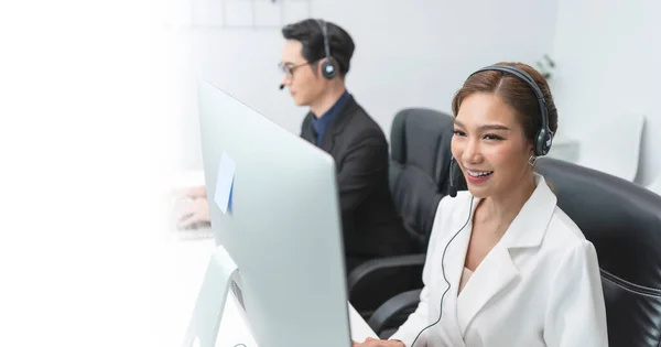 Asian Call Center Agent Team Customer Service Support Wearing Headset — Stockfoto