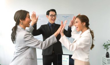 Başarılı Asyalı girişimciler ve iş adamları hedeflerine ulaşıyor.