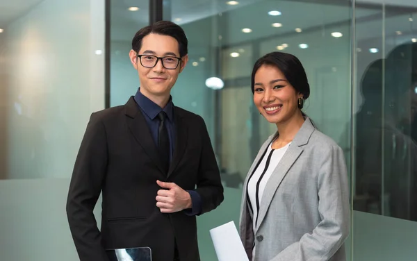Portret Szczęśliwego Azjatyckiego Zespołu Biznesowego Współpracowników Biurowych Stojących Razem Sali — Zdjęcie stockowe