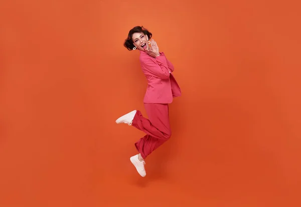 Felice Bella Donna Sorridente Saltando Mentre Celebra Successo Isolato Sfondo — Foto Stock