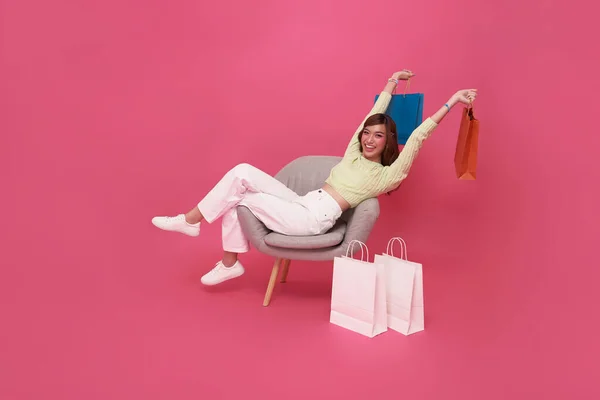 Retrato Feliz Asiática Adolescente Mujer Sentada Sofá Con Bolsas Compras — Foto de Stock