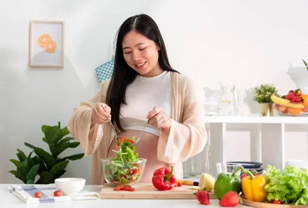 Joyeux Asiatique Femme Enceinte Cuisine Salade Maison Faire Salade Verte — Photo