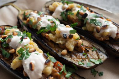 Çam fıstıklı ve dolgulu patlıcan, vejetaryen yemeği.