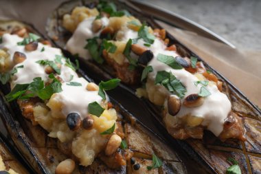 Çam fıstıklı ve dolgulu patlıcan, vejetaryen yemeği.