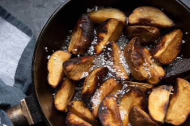 Tavada kızarmış patates, abur cubur, fast food.