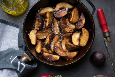 Patates kızartması ve tuzlu yakın plan, makro.