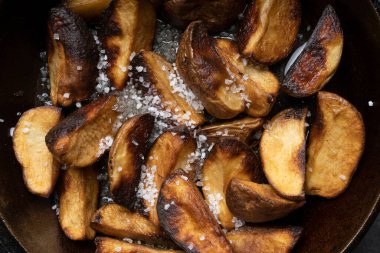 Köy manzaralı, lezzetli kızarmış patatesler.