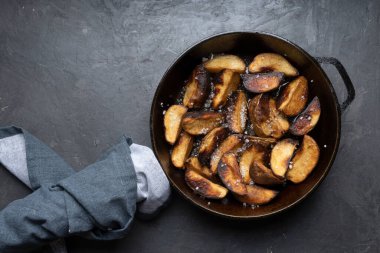 Patates kızartması ve tuzlu yakın plan, makro.