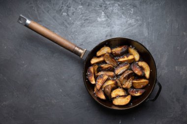 Patates kızartması ve tuzlu yakın plan, makro.