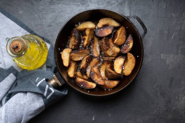 Patates kızartması ve tuzlu yakın plan, makro.