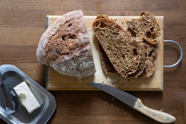 Taze mısır ekmeği dilimlenmiş mutfak tahtası, üst manzara.