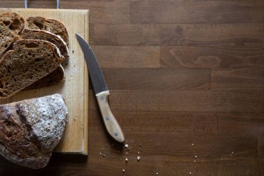 Taze mısır ekmeği dilimlenmiş mutfak tahtası, üst manzara.
