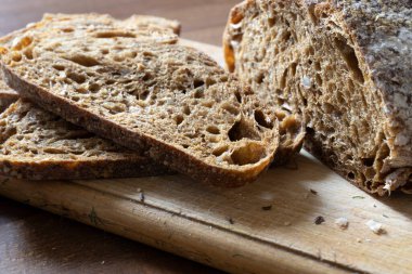 Taze mısır ekmeği dilimlenmiş mutfak tahtası, üst manzara.