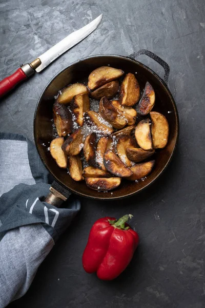 Patates kızartması ve tuzlu yakın plan, makro.