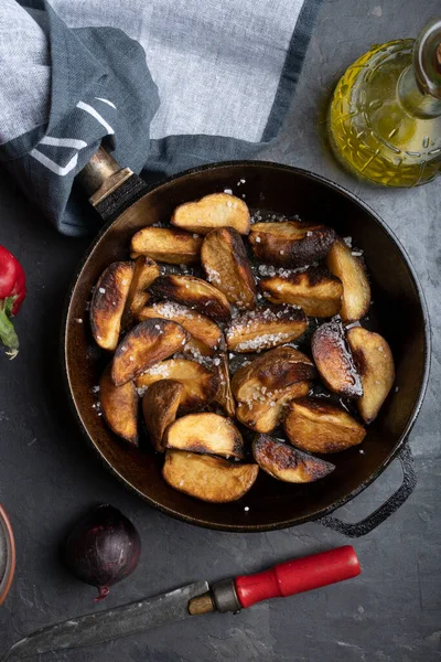 Patates kızartması ve tuzlu yakın plan, makro.