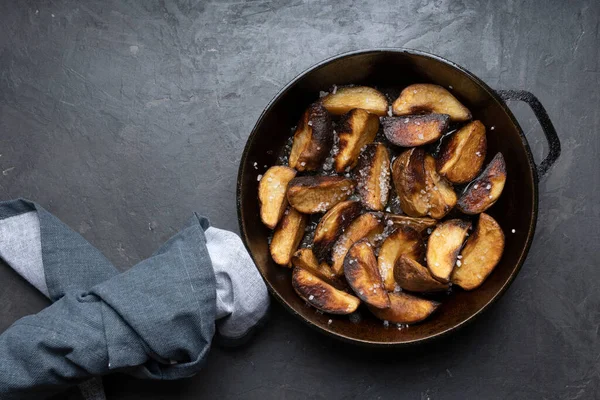 Patates kızartması ve tuzlu yakın plan, makro.