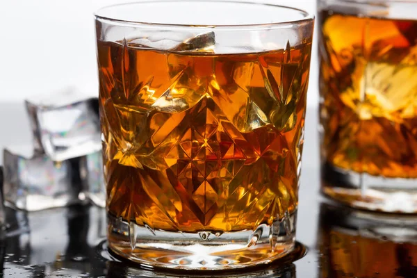 Whiskey Altmodischen Gläsern Mit Eis Nahaufnahme — Stockfoto