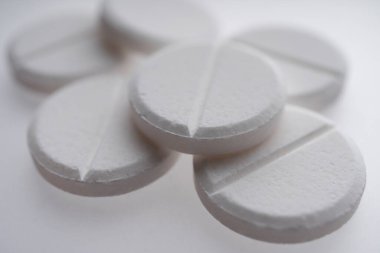 Beyaz arka plan, ilaç ve sağlık hizmetleri kavramına beyaz hapların kapatılması