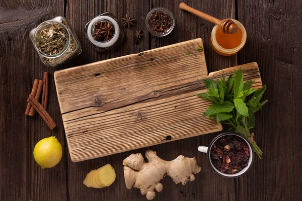 Sağlıklı çay ürünleri setiyle geleneksel ilaç, üst görünüm.