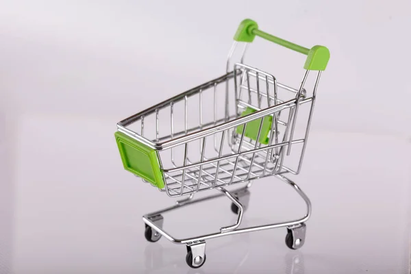 Leerer Supermarkt Einkaufswagen Auf Weißem Hintergrund Nahaufnahme — Stockfoto
