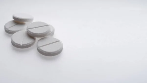 Nahaufnahme Weißer Pillen Auf Weißem Hintergrund Medizin Und Gesundheitskonzept — Stockfoto
