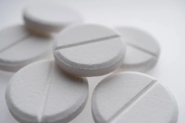 Nahaufnahme Weißer Pillen Auf Weißem Hintergrund Medizin Und Gesundheitskonzept — Stockfoto