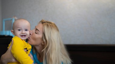 Küçük çocuk evde annesiyle oynuyor, yaşam tarzı.