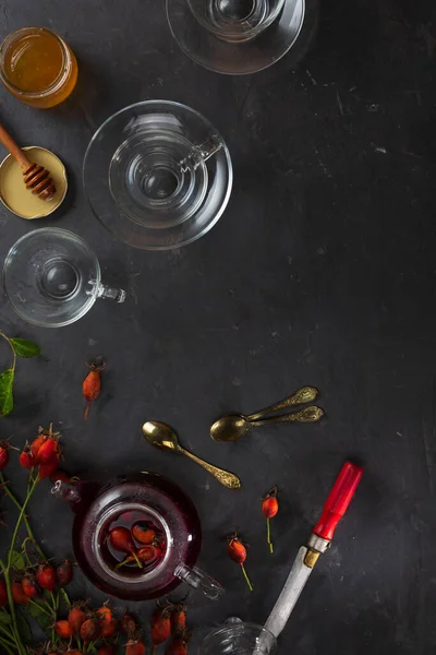 Çay, geleneksel tıbbın tarifine göre gül kalçası ve çeşitli otlardan, doğu geleneklerinden