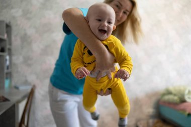 Küçük çocuk evde annesiyle oynuyor, yaşam tarzı.