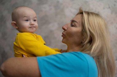 Küçük çocuk evde annesiyle oynuyor, yaşam tarzı.