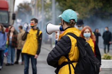 19 Eylül 2021, Kyiv, Ukrayna. Gurur yürüyüşü yapan insanlar parlak gökkuşağı sembolleriyle