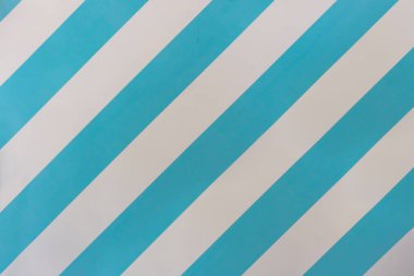 Duvarda geniş çizgiler ve alan dekorasyonu, minimalizm