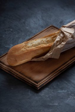 Siyah mutfak masasının üzerinde beyaz un ekmeği, yemek fotoğrafı.