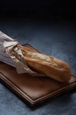 Siyah mutfak masasının üzerinde beyaz un ekmeği, yemek fotoğrafı.