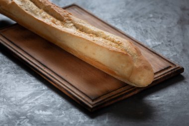 Siyah mutfak masasının üzerinde beyaz un ekmeği, yemek fotoğrafı.