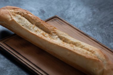 Siyah mutfak masasının üzerinde beyaz un ekmeği, yemek fotoğrafı.