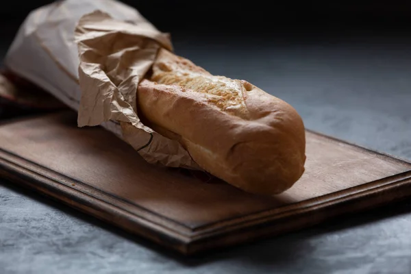 Baguete Farinha Branca Close Uma Mesa Cozinha Escura Foto Comida — Fotografia de Stock