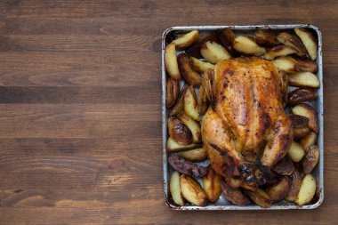 Tavuğu ahşap bir masada yakın plan ızgara yap.