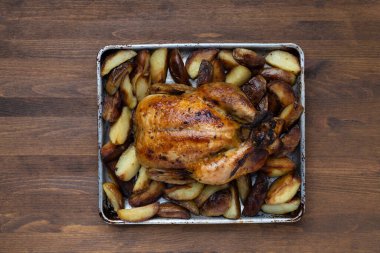 Tavuğu ahşap bir masada yakın plan ızgara yap.