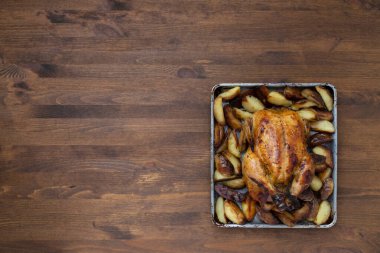 Tavuğu ahşap bir masada yakın plan ızgara yap.