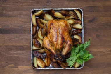 Tavuğu ahşap bir masada yakın plan ızgara yap.