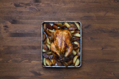 Tavuğu ahşap bir masada yakın plan ızgara yap.