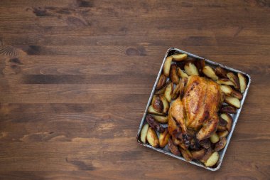 Tavuğu ahşap bir masada yakın plan ızgara yap.