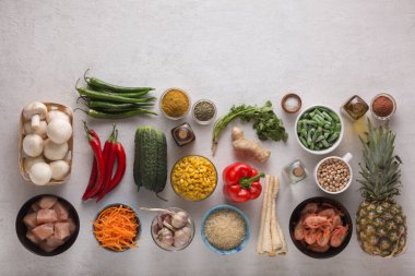 Hafif bir arka planda, çeşitli doğu yemekleri pişirmek için sebze ve et, üst manzara